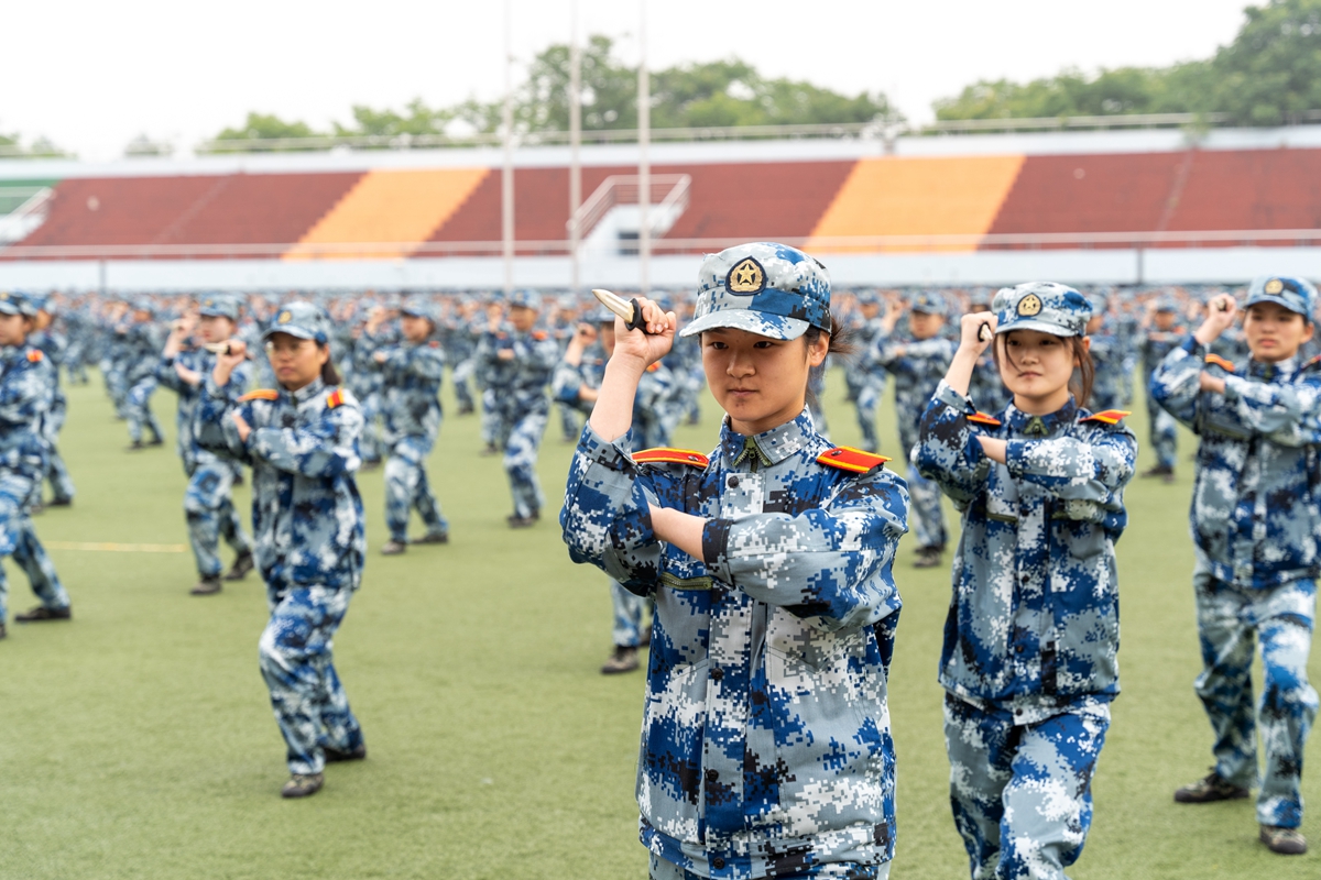 匕首操表演（学通社记者 高俊 摄）_副本