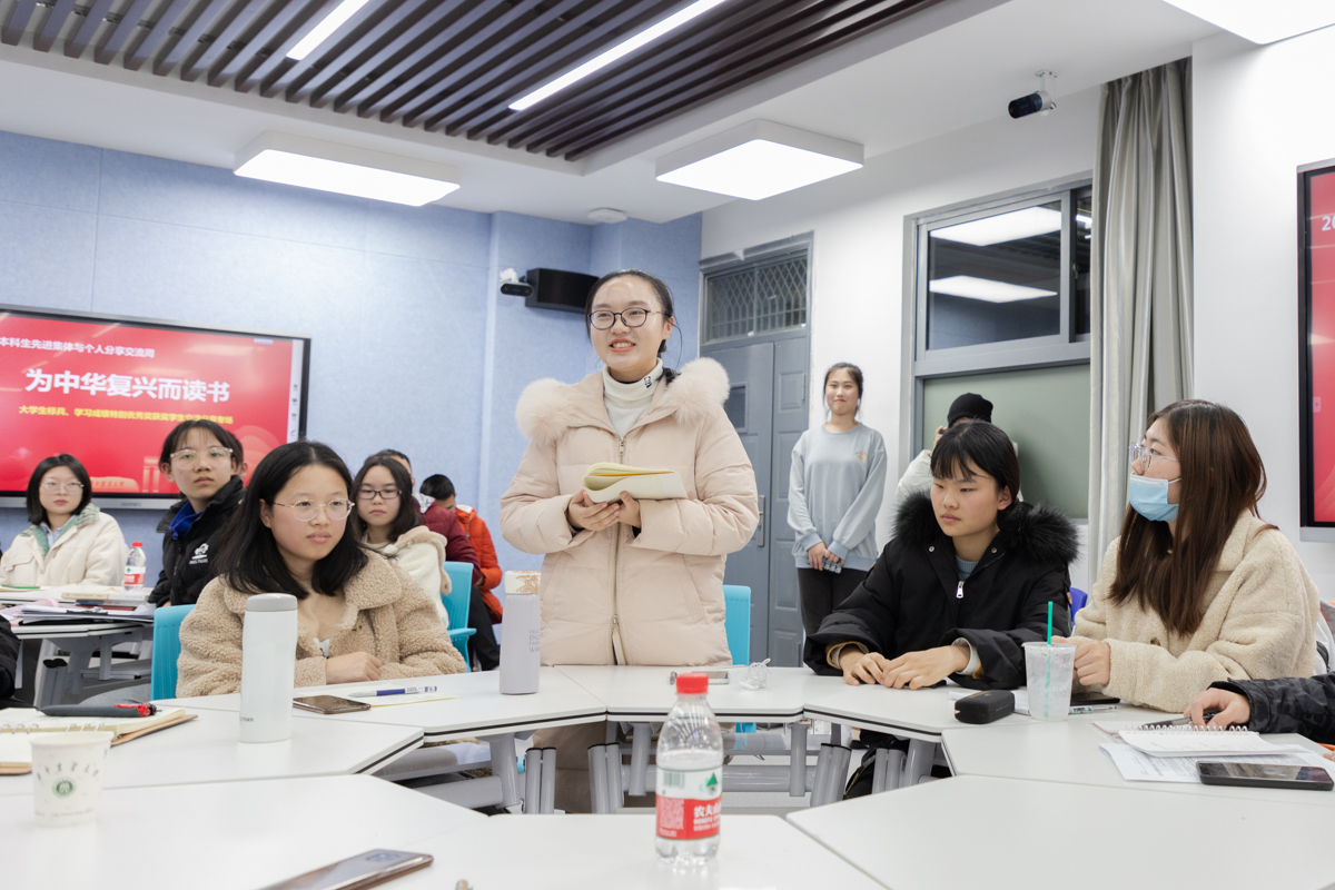 与会同学在交流尾声分享交流感想（学通社记者 张小雨 摄）